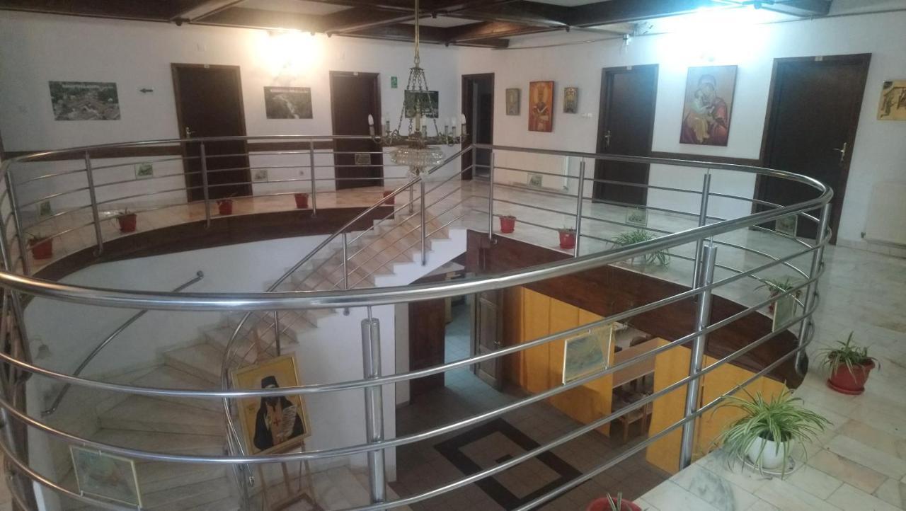 Гостевой дом Casa "Ierusalim-Hozeva-Hozeva" Minastirea Neamt Экстерьер фото