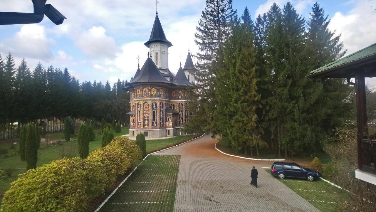 Гостевой дом Casa "Ierusalim-Hozeva-Hozeva" Minastirea Neamt Экстерьер фото