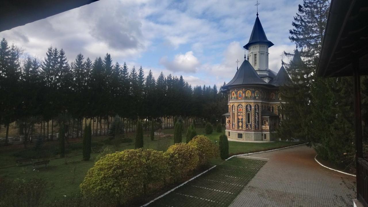 Гостевой дом Casa "Ierusalim-Hozeva-Hozeva" Minastirea Neamt Экстерьер фото